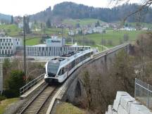 Glatttal-Viadukt (Länge 296m) bei Herisau mit Zug der Linie S2, Blick Richtung Westen