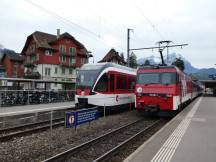 Bf Stans: links S-Bahn Luzern-Stans, rechts Express Luzern-Engelberg
