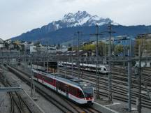 Bahnhofsvorfeld von Luzern, im Hintergrund der Pilatus