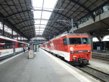 HGe 101 (Bj1990), umlackiert in den Farben der zentralbahn, im Endbahnhof Luzern