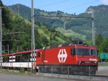 Zug in Alpnachstad, gezogen von HGe 101 (Bj1990), noch in SBB Farben