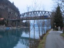 Brücke über die Aare bei Interlaken Ost, im Hintergrund der Brienzer See