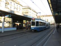 H Zürich Hbf - mit einer Seltenheit, Tram 2000 auf der Linie 10