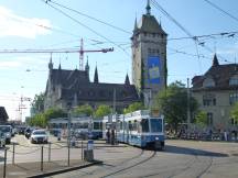 Museumstr Ecke Bahnhofquai, im Hintergrund das Schweizerische Nationalmuseum