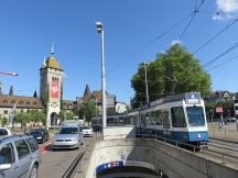 H Bahnhofquai/HB, im Hintergrund das Schweizerische Nationalmuseum