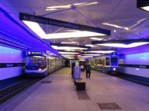 Tramtunnel mit Linksverkehr, um mit Einrichtungswagen Mittelbahnsteige zu bedienen