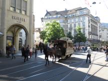 Rössli-Tram Nachbau (Original von 1885) am Paradepl