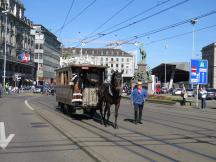Rössli-Tram Nachbau (Original von 1885) auf dem Bahnhofpl