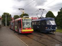 links Škoda 03T (Bj 2001) und rechts Tatra T3 in der Endschleife Litvínov