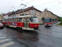 Ausfahrt Schleife Březiněveská: vorne Linie 14 (vom Depot kommend), hinten Linie 24