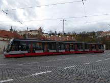 Klárov Ecke Nábřeží Edvarda Beneše, im Hintergrund die Prager Burg