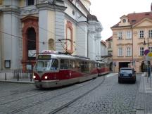 Kostel svatého Tomáše, im Hintergrund die Hausdurchfahrt in der Letenská