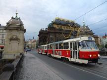 most Legií (Brücke der Legionen), im Hintergrund rechts das Nationaltheater