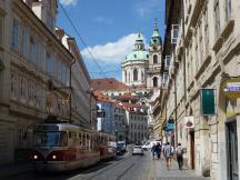 H Hellichova, Fahrtrichtung Nádraží Hostivař, im Hintergrund St Nicholas Kirche