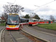 Endschleife Bílá Hora: links Linie 25, rechts Linie 22