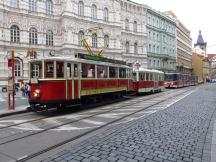 Tw 351 (Bj 1915) an der H Vodičkova, im Hintergrund das Neustädter Rathaus