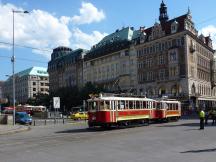 Tw 412 (Bj 1920) am Wenzelspl, im Hintergrund links das Cafe Tramvaj 11