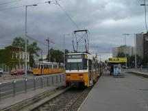 Bécsi út / Vörösvári út (vorne Endstelle Linie 1, hinten links Linie 17)