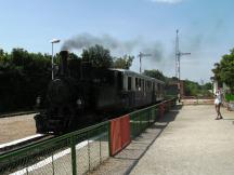 Einfahrt des Dampfzugs in den Endbf Széchenyihegy
