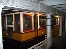 TW19 der Millenniums-U-Bahn (Bj 1896) im Museum am Deák Ferenc tér