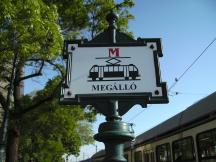 Schild an einer Haltestelle (Megállo) der Straßenbahn
