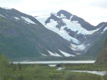 Byron Glacier am Portage Lake, im Vordergrund Brücke der Straße nach Whittier