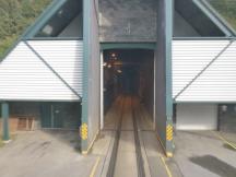 Der Eisenbahntunnel (ab 1941 erbaut) wurde erst 2000 auch für Autoverkehr freigegeben