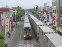 Wendezug der Amtrak (links) neben Güterzug der Union Pacific in Oakland