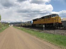 Union Pacific Lok vor dem Amtrak-Zug am Bf Granby, Colorado