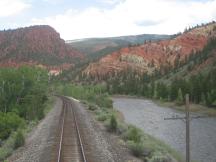 neben dem Colorado River zwischen McCoy und Dotsero. Die Hügel werden roter.