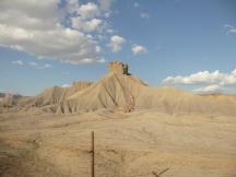 erodierender Butte in der Wüste Utahs (Geröll vom Plateau teilw abgerutscht)