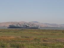 Schiff in der Carquinez Strait bei Martinez - nicht mehr weit bis zur San Francisco Bay