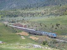 Fahrt durch einen Landschaftseinschnitt zwischen Bond und McCoy, Colorado