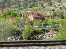 Glenwood Hot Springs - das markante Badehaus ist vom Zug sichtbar