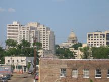 Blick von der Bahnstrecke auf Jackson, Mississippi inklusive State Capitol