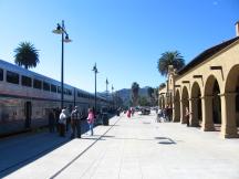 Coast Starlight am Bahnhof Santa Barbara