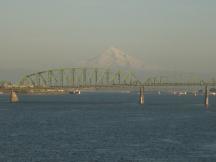 Brücke über den Columbia River, im Hintergrund Mt Hood