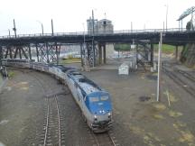 Coast Starlight, wie er gerade die Steel Bridge in Portland überquert hat