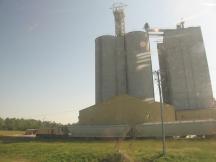 Silos bei Anniston, Alabama mit Switcher Engine (Rangierlok) vor kurzem Güterzug