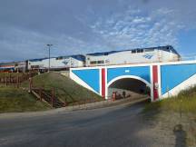 Empire Builder auf der Brücke über die SR-49 in East Glacier, MT