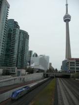 Ausfahrt aus der Union Station Toronto, rechts der CN Tower