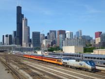 historischer Zug der Milwaukee Road - mit Dome Car, gezogen von Amtrak Loks