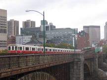 Red Line auf der Longfellow Bridge über den Charles River