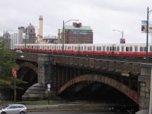 Red Line auf der Longfellow Bridge über den Charles River