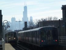 Blue Line an der Station Damen, im Hintergrund Willis Tower (ex Sears Tower)