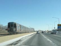 Blue Line vom Flughafen kommend in der Mitte der Interstate I-90