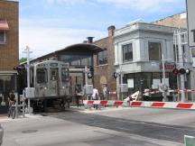 Station Kedzie, nahe an der hauswand vorbei, Fahrtrichtung Loop (Downtown)