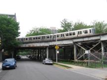 Orleans St, östlich der Station Sedgwick