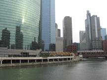 Green Line auf der Lake St Bridge über den Chicago River