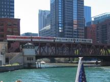 Green Line auf der Lake St Bridge über den Chicago River